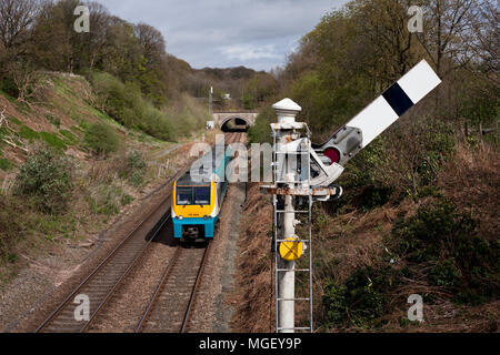 Ein Arriva Trains Wales Class 175 Zug passiert ein mechanische Semaphore railway Signal an Frodsham Junction, Cheshire Stockfoto