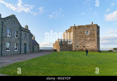 Die Offiziere Quartalen und der Nordturm des Blackness Castle, auf der Südseite des Her auf einen Sommer am Abend, in der Nähe von Edinburgh, Schottland. Stockfoto