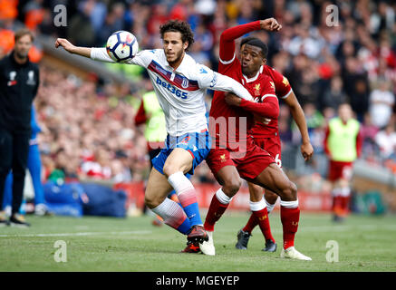 Stoke City Ramadan Sobhi (links) und Liverpools Georginio Wijnaldum Kampf um den Ball während der Premier League Match in Liverpool, Liverpool. Stockfoto