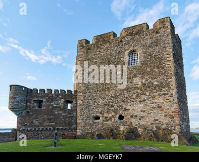 Der Nordturm des Schwarzseins fort, auf der Südseite des Flusses Forth gelegen, in der Nähe des Edinburgh, Linlithgow, auf einer warmen Sommern Abend, Scot Stockfoto