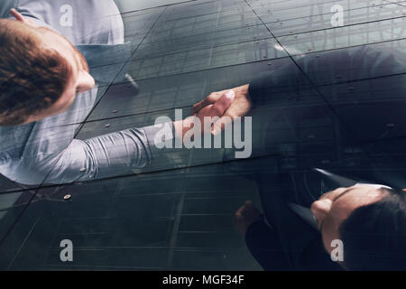 Handshaking business Person im Büro. Konzept der Teamarbeit und Partnerschaft. Double Exposure Stockfoto