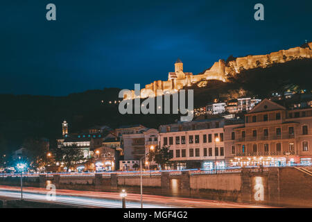 Tiflis, Georgien. Alte Festung Narikala In Abend Nacht Beleuchtung unter blauem Himmel. Stockfoto