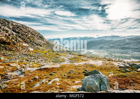 Landschaft der Norwegischen Berge in der Nähe von Odda. Natur Norwegen im Spätsommer. Skandinavien felsigen Landschaft. Stockfoto
