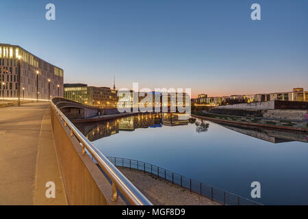 Sonnenaufgang an der Spree in Berlin mit Fernsehturm im Hintergrund Stockfoto