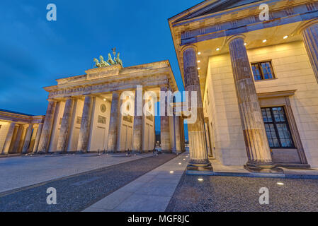 Die berühmten beleuchteten Brandenburger Tor in Berlin, Deutschland, in der Nacht