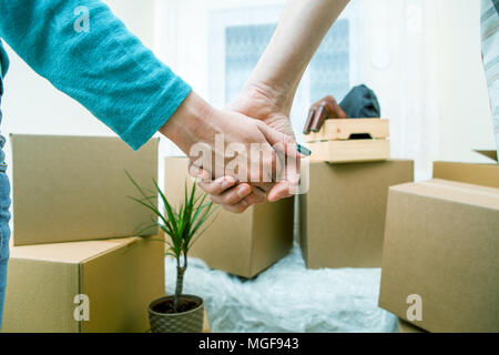 Foto von Menschen halten sich an den Händen in neue Wohnung Stockfoto