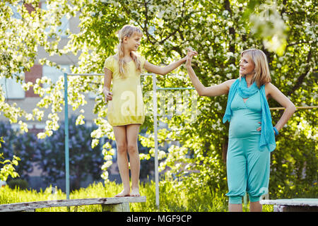 Porträt einer umarmt glücklich, Mutter und Tochter Stockfoto