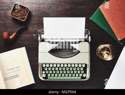 Business Management Lösung von Problemen. Jahrgang f Typ Schreibmaschine, leeres Papier, Rohr, alte Bücher, Tabak und ein Glas Whiskey an einem hölzernen Tisch Stockfoto