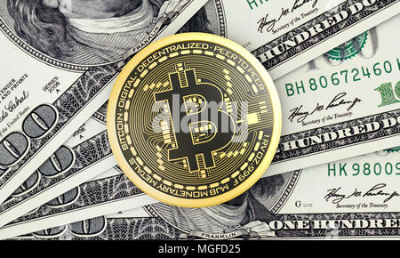 Konzeptionelle 3D-Render von physischen Bitcoin über 100 Dollar Banknoten Stockfoto