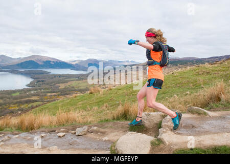 Conic Hill, Loch Lomond, Schottland, Großbritannien - 28 April 2018: The Highland Fling Rennen 2018 - Rachel Normand, der weibliche Meister des Highland Fling Rennen mit einer Zeit von 8 Stunden 22 Minuten. Die 53 Meile Ultra Marathon folgt der Route der West Highland Way durch Loch Lomond und der Trossachs National Park, von milngavie nach Tyndrum Credit: Kay Roxby/Alamy leben Nachrichten Stockfoto