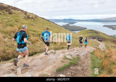 Conic Hill, Loch Lomond, Schottland, Großbritannien - 28 April 2018: The Highland Fling Rennen 2018 - Mitbewerber absteigend Conic Hill hoffentlich hatte die Gelegenheit, die atemberaubende Aussicht auf Loch Lomond vorweg zu nehmen. Die 53 Meile Ultra Marathon folgt der Route der West Highland Way durch Loch Lomond und der Trossachs National Park, von milngavie nach Tyndrum Credit: Kay Roxby/Alamy leben Nachrichten Stockfoto