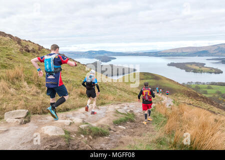 Conic Hill, Loch Lomond, Schottland, Großbritannien - 28 April 2018: The Highland Fling Rennen 2018 - Mitbewerber absteigend Conic Hill hoffentlich hatte die Gelegenheit, die atemberaubende Aussicht auf Loch Lomond vorweg zu nehmen. Die 53 Meile Ultra Marathon folgt der Route der West Highland Way durch Loch Lomond und der Trossachs National Park, von milngavie nach Tyndrum Credit: Kay Roxby/Alamy leben Nachrichten Stockfoto