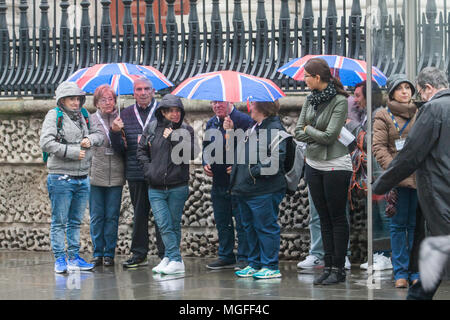 London, Großbritannien. 28. April 2018. Touristen und Fußgänger Schutz vor dem Regen und feuchten Bedingungen außerhalb in Charing Cross auf einem anderen nassen Tag in London Credit: Amer ghazzal/Alamy leben Nachrichten Stockfoto