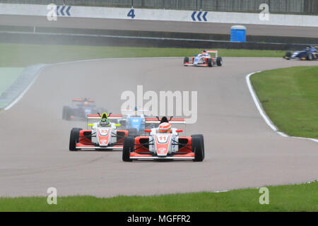 Rockingham, Vereinigtes Königreich. 28 Apr, 2018. BRDC Britische Formel 3 (F3) Meisterschaft Treiber an Stromkreis Credit: Klammer Raval/Alamy leben Nachrichten Stockfoto