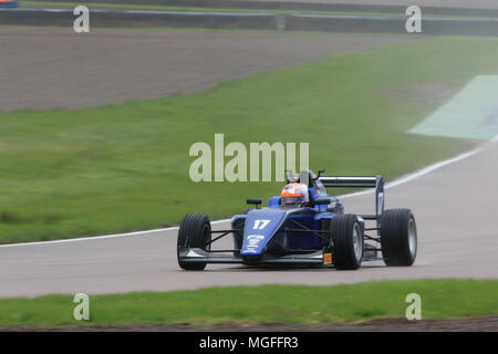 Rockingham, Vereinigtes Königreich. 28 Apr, 2018. BRDC Britische Formel 3 (F3) Meisterschaft Fahrer Clement Novolak-harz (Carlin) in Stromkreis Credit: Klammer Raval/Alamy leben Nachrichten Stockfoto