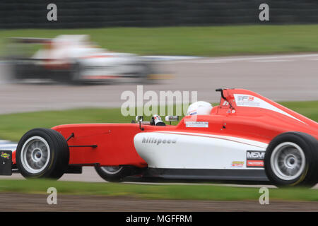 Rockingham, Vereinigtes Königreich. 28 Apr, 2018. BRDC Britische Formel 3 (F3) Meisterschaft Fahrer an Stromkreis Credit: Klammer Raval/Alamy leben Nachrichten Stockfoto