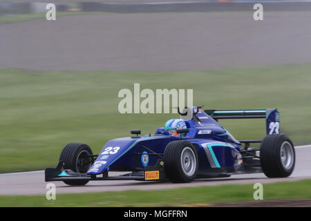 Rockingham, Vereinigtes Königreich. 28 Apr, 2018. BRDC Britische Formel 3 (F3) Meisterschaft Fahrer Billy Monger (Carlin) in Stromkreis Credit: Klammer Raval/Alamy leben Nachrichten Stockfoto