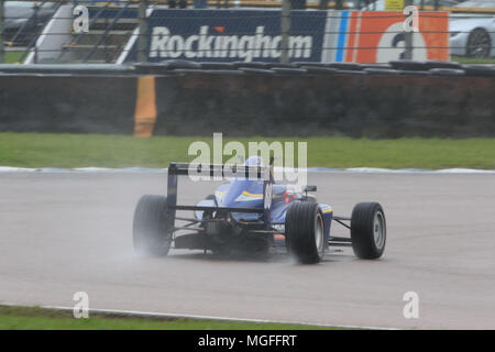 Rockingham, Vereinigtes Königreich. 28 Apr, 2018. BRDC Britische Formel 3 (F3) Meisterschaft Fahrer Billy Monger (Carlin) in Stromkreis Credit: Klammer Raval/Alamy leben Nachrichten Stockfoto