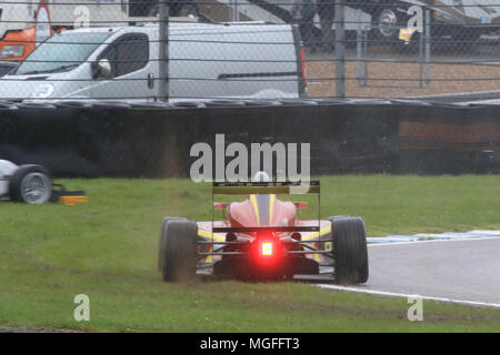 Rockingham, Vereinigtes Königreich. 28 Apr, 2018. BRDC Britische Formel 3 (F3) Meisterschaft Fahrer Credit: Klammer Raval/Alamy leben Nachrichten Stockfoto