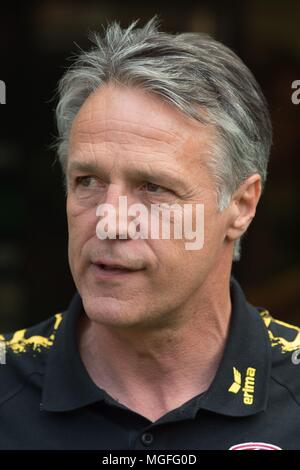 28 April 2018, Deutschland, Dresden: Fussball: 2. Bundesliga, Dynamo Dresden vs Fortuna Düsseldorf in der Ddv-Stadion: Dynamo Trainer Uwe Neuhaus vor dem Match. Foto: Sebastian Kahnert/dpa - WICHTIGER HINWEIS: Aufgrund der Deutschen Fußball Liga (DFL) · s Akkreditierungsregeln, Veröffentlichung und Weiterverbreitung im Internet und in online Medien ist während des Spiels zu 15 Bildern pro Spiel beschränkt Stockfoto