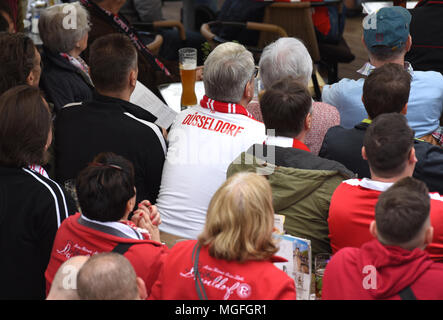 28 April 2018, Deutschland, Düsseldorf: Fans der 2. Bundesliga Fortuna Duesseldorf in Duesseldorf die Kasematten ('Duesseldorfer Kasematten") und beobachten Sie Fortuna entfernt Spiel gegen Dynamo Dresden. Foto: Caroline Seidel/dpa Stockfoto