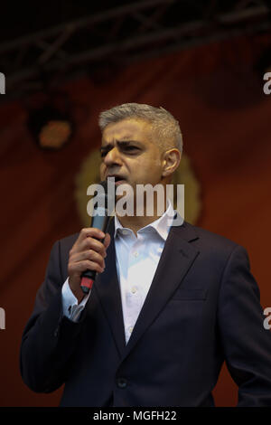 London, UK, 28. April 2018, der Bürgermeister von London, Sadiq Khan feiert Vaisakhi auf dem Trafalgar Square in London. Vaisakhi Festival ist eine Feier der Sikh und Punjabi Tradition, Geschichte und Kultur, zum Gedenken an die Geburt des Khalsa (der innere Kern des Sikh glauben) vor über 300 Jahren. Es gibt kostenlose Live-Musik auf der Bühne zusammen mit traditionellen Garküchen und eine Armee led Hindernisparcours. Credit Keith Larby/Alamy leben Nachrichten Stockfoto