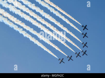 28 April 2018, Deutschland, Schönefeld: die Patrulla Aguila (Adler), Kunstflugstaffel Patrouille der Spanischen Luftwaffe, während der Air Show ILA 2018. Über 200 Flugzeuge werden während der ILA internationale Luftfahrt Ausstellung 2018 präsentiert. Die Veranstalter erwarten rund 150.000 Besucher. Foto: Patrick Pleul/dpa-Zentralbild/ZB Stockfoto