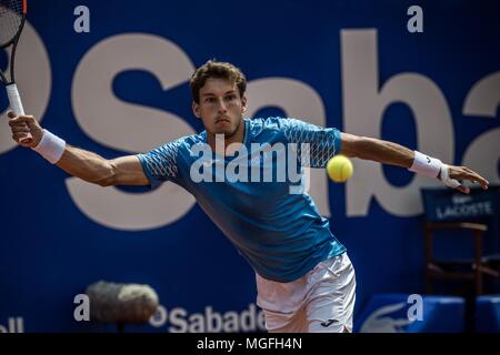 Barcelona, Katalonien, Spanien. 28 Apr, 2018. Barcelona, Spanien. 28. April 2018:. PABLO CARRENO BUSTA (ESP) gibt den Ball zu Stefanos Tsitsipas (GRE) in ihrem Halbfinale des 'Barcelona Open Banc Sabadell' 2018. Tsitsipas gewann 7:5, 6:3 Credit: Matthias Oesterle/ZUMA Draht/Alamy leben Nachrichten Stockfoto