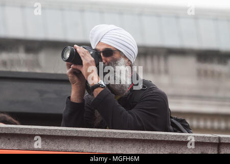 London, Großbritannien. 28. April 2018. Mitglieder der britischen Sikh und Punjabi community nehmen an der Vaisakhi Festival in Trafalgar Square die durch den Bürgermeister von London als Feier der Sikh und Punjabi Tradition, Erbe und cultureCredit: Amer ghazzal/Alamy Leben Nachrichten gehostet wird Stockfoto