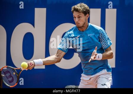 Barcelona, Katalonien, Spanien. 28 Apr, 2018. Barcelona, Spanien. 28. April 2018:. PABLO CARRENO BUSTA (ESP) gibt den Ball zu Stefanos Tsitsipas (GRE) in ihrem Halbfinale des 'Barcelona Open Banc Sabadell' 2018. Tsitsipas gewann 7:5, 6:3 Credit: Matthias Oesterle/ZUMA Draht/Alamy leben Nachrichten Stockfoto