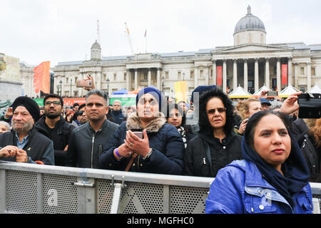 London, Großbritannien. 28. April 2018. Mitglieder der britischen Sikh und Punjabi community nehmen an der Vaisakhi Festival in Trafalgar Square die durch den Bürgermeister von London als Feier der Sikh und Punjabi Tradition, Erbe und cultureCredit: Amer ghazzal/Alamy Leben Nachrichten gehostet wird Stockfoto