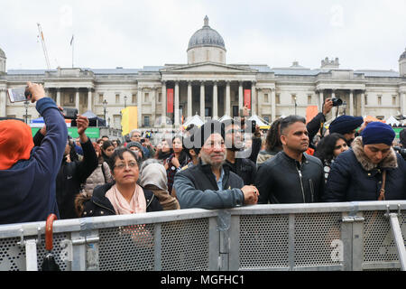 London, Großbritannien. 28. April 2018. Mitglieder der britischen Sikh und Punjabi community nehmen an der Vaisakhi Festival in Trafalgar Square die durch den Bürgermeister von London als Feier der Sikh und Punjabi Tradition, Erbe und cultureCredit: Amer ghazzal/Alamy Leben Nachrichten gehostet wird Stockfoto