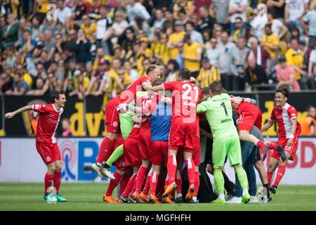 28 April 2018, Deutschland, Dresden: Fussball: 2. Bundesliga, Dynamo Dresden vs Fortuna Düsseldorf in der Ddv-Stadion: Fortuna Spieler feiern nach dem Spiel. Foto: Sebastian Kahnert/dpa - WICHTIGER HINWEIS: Aufgrund der Deutschen Fußball Liga (DFL) · s Akkreditierungsregeln, Veröffentlichung und Weiterverbreitung im Internet und in online Medien ist während des Spiels zu 15 Bildern pro Spiel beschränkt Stockfoto