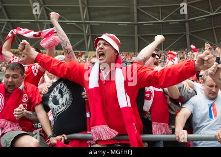 28 April 2018, Deutschland, Dresden: Fussball: 2. Bundesliga, Dynamo Dresden vs Fortuna Düsseldorf in der Ddv-Stadion: Fortuna Fans feiern nach dem Spiel. Foto: Sebastian Kahnert/dpa - WICHTIGER HINWEIS: Aufgrund der Deutschen Fußball Liga (DFL) · s Akkreditierungsregeln, Veröffentlichung und Weiterverbreitung im Internet und in online Medien ist während des Spiels zu 15 Bildern pro Spiel beschränkt Stockfoto