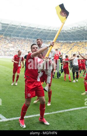 28 April 2018, Deutschland, Dresden: Fussball: 2. Bundesliga, Dynamo Dresden vs Fortuna Düsseldorf in der Ddv-Stadion: Fortuna Spieler feiern nach dem Spiel. Foto: Sebastian Kahnert/dpa - WICHTIGER HINWEIS: Aufgrund der Deutschen Fußball Liga (DFL) · s Akkreditierungsregeln, Veröffentlichung und Weiterverbreitung im Internet und in online Medien ist während des Spiels zu 15 Bildern pro Spiel beschränkt Stockfoto