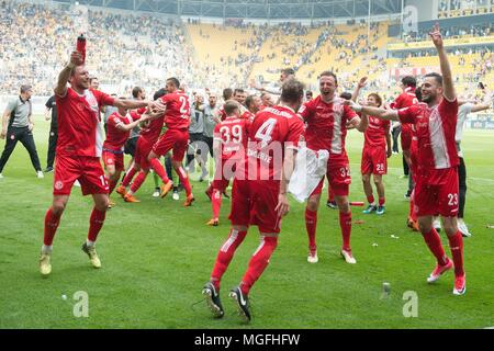 28 April 2018, Deutschland, Dresden: Fussball: 2. Bundesliga, Dynamo Dresden vs Fortuna Düsseldorf in der Ddv-Stadion: Fortuna Spieler feiern nach dem Spiel. Foto: Sebastian Kahnert/dpa - WICHTIGER HINWEIS: Aufgrund der Deutschen Fußball Liga (DFL) · s Akkreditierungsregeln, Veröffentlichung und Weiterverbreitung im Internet und in online Medien ist während des Spiels zu 15 Bildern pro Spiel beschränkt Stockfoto