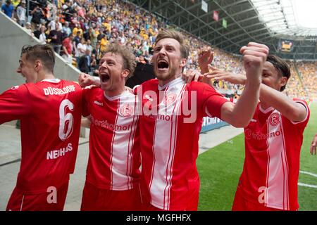 28 April 2018, Deutschland, Dresden: Fussball: 2. Bundesliga, Dynamo Dresden vs Fortuna Düsseldorf in der Ddv-Stadion: Fortuna Spieler feiern nach dem Spiel. Foto: Sebastian Kahnert/dpa - WICHTIGER HINWEIS: Aufgrund der Deutschen Fußball Liga (DFL) · s Akkreditierungsregeln, Veröffentlichung und Weiterverbreitung im Internet und in online Medien ist während des Spiels zu 15 Bildern pro Spiel beschränkt Stockfoto