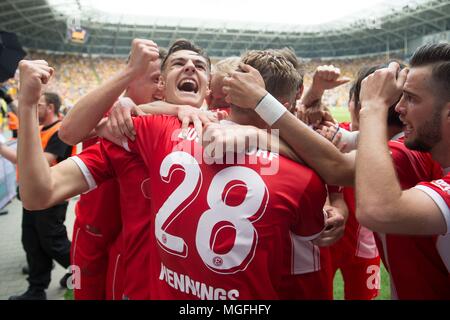 28 April 2018, Deutschland, Dresden: Fussball: 2. Bundesliga, Dynamo Dresden vs Fortuna Düsseldorf in der Ddv-Stadion: Fortuna Spieler feiern das 1:2. Foto: Sebastian Kahnert/dpa - WICHTIGER HINWEIS: Aufgrund der Deutschen Fußball Liga (DFL) · s Akkreditierungsregeln, Veröffentlichung und Weiterverbreitung im Internet und in online Medien ist während des Spiels zu 15 Bildern pro Spiel beschränkt Stockfoto