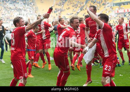 28 April 2018, Deutschland, Dresden: Fussball: 2. Bundesliga, Dynamo Dresden vs Fortuna Düsseldorf in der Ddv-Stadion: Fortuna Spieler feiern nach dem Spiel. Foto: Sebastian Kahnert/dpa - WICHTIGER HINWEIS: Aufgrund der Deutschen Fußball Liga (DFL) · s Akkreditierungsregeln, Veröffentlichung und Weiterverbreitung im Internet und in online Medien ist während des Spiels zu 15 Bildern pro Spiel beschränkt Stockfoto