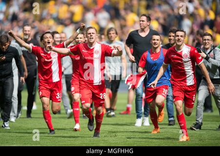 28 April 2018, Deutschland, Dresden: Fussball: 2. Bundesliga, Dynamo Dresden vs Fortuna Düsseldorf in der Ddv-Stadion: Fortuna Spieler feiern nach dem Spiel. Foto: Sebastian Kahnert/dpa - WICHTIGER HINWEIS: Aufgrund der Deutschen Fußball Liga (DFL) · s Akkreditierungsregeln, Veröffentlichung und Weiterverbreitung im Internet und in online Medien ist während des Spiels zu 15 Bildern pro Spiel beschränkt Stockfoto