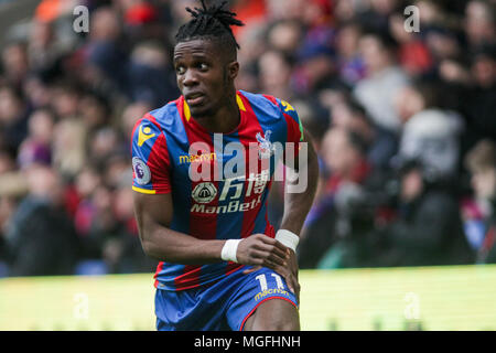 London, UK, 28. April 2018. Wilfried Zaha von Crystal Palace an schaut. Premier League match, Crystal Palace v Leicester City an Selhurst Park in London am Samstag, 28. April 2018. Dieses Bild dürfen nur für redaktionelle Zwecke verwendet werden. Nur die redaktionelle Nutzung, eine Lizenz für die gewerbliche Nutzung erforderlich. Keine Verwendung in Wetten, Spiele oder einer einzelnen Verein/Liga/player Publikationen. pic von Kieran Clarke/Andrew Orchard sport Fotografie/Alamy leben Nachrichten Stockfoto