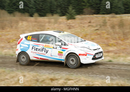 Kielder Forest, Northumberland, Großbritannien, 28. April 2018. Rallye Fahrer konkurrieren in der Pirelli internationale Rallye und der zweiten Runde der Prestone World Rally Championship. (Spezielle Phase 1 - Pundershaw 1). Andrew Cheal/Alamy leben Nachrichten Stockfoto