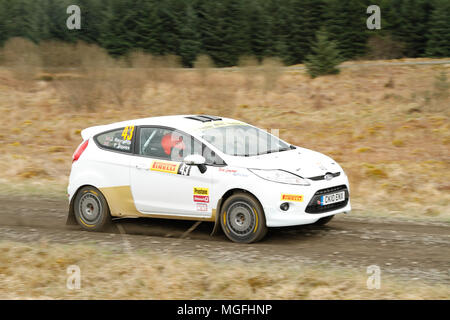 Kielder Forest, Northumberland, Großbritannien, 28. April 2018. Rallye Fahrer konkurrieren in der Pirelli internationale Rallye und der zweiten Runde der Prestone World Rally Championship. (Spezielle Phase 1 - Pundershaw 1). Andrew Cheal/Alamy leben Nachrichten Stockfoto