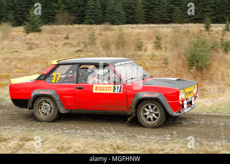 Kielder Forest, Northumberland, Großbritannien, 28. April 2018. Rallye Fahrer konkurrieren in der Pirelli internationale Rallye und der zweiten Runde der Prestone World Rally Championship. (Spezielle Phase 1 - Pundershaw 1). Andrew Cheal/Alamy leben Nachrichten Stockfoto