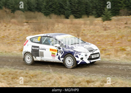 Kielder Forest, Northumberland, Großbritannien, 28. April 2018. Rallye Fahrer konkurrieren in der Pirelli internationale Rallye und der zweiten Runde der Prestone World Rally Championship. (Spezielle Phase 1 - Pundershaw 1). Andrew Cheal/Alamy leben Nachrichten Stockfoto