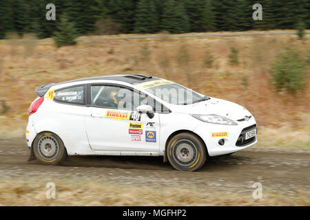 Kielder Forest, Northumberland, Großbritannien, 28. April 2018. Rallye Fahrer konkurrieren in der Pirelli internationale Rallye und der zweiten Runde der Prestone World Rally Championship. (Spezielle Phase 1 - Pundershaw 1). Andrew Cheal/Alamy leben Nachrichten Stockfoto