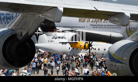 28 April 2018, Deutschland, Schönefeld: Tausende Besucher gehen um die ILA 2018. Über 200 Flugzeuge werden während der ILA internationale Luftfahrt Ausstellung 2018 präsentiert. Die Veranstalter erwarten rund 150.000 Besucher. Die ILA findet zwischen 25. und 29. April 2018. Foto: Ralf Hirschberger/dpa Stockfoto