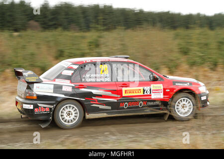 Kielder Forest, Northumberland, Großbritannien, 28. April 2018. Rallye Fahrer konkurrieren in der Pirelli internationale Rallye und der zweiten Runde der Prestone World Rally Championship. (Spezielle Phase 1 - Pundershaw 1). Andrew Cheal/Alamy leben Nachrichten Stockfoto