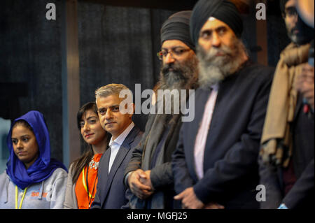 London, Großbritannien. 28. April 2018. Sadiq Khan (3 l), Bürgermeister von London, auf der Bühne mit den Mitgliedern des Organisationskomitees Vaisakhi während des Festivals von Vaisakhi auf dem Trafalgar Square. Für die Sikhs und Punjabis, das Festival feiert den Frühling Ernte und erinnert an die Gründung des Khalsa Gemeinschaft vor über 300 Jahren. Credit: Stephen Chung/Alamy leben Nachrichten Stockfoto