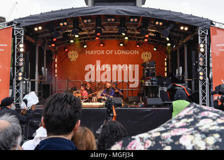 London, Großbritannien. 28. April 2018. Besucher genießen das Festival der Vaisakhi auf dem Trafalgar Square, der Bürgermeister von London gehostet werden. Für die Sikhs und Punjabis, das Festival feiert den Frühling Ernte und erinnert an die Gründung des Khalsa Gemeinschaft vor über 300 Jahren. Credit: Stephen Chung/Alamy leben Nachrichten Stockfoto